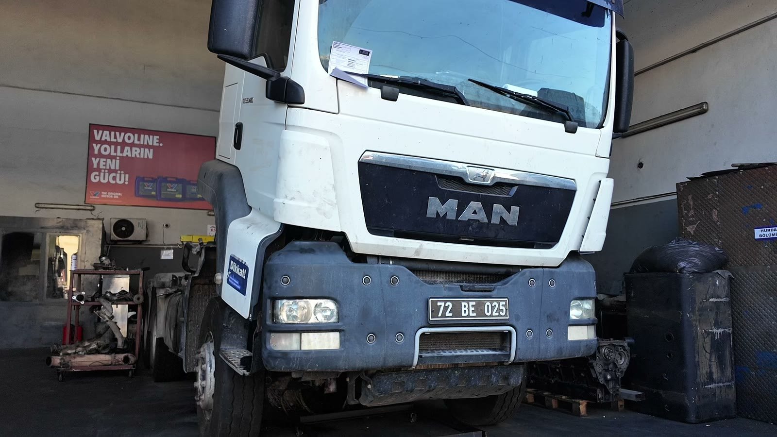 Bakım bölmesindeki MAN kamyon